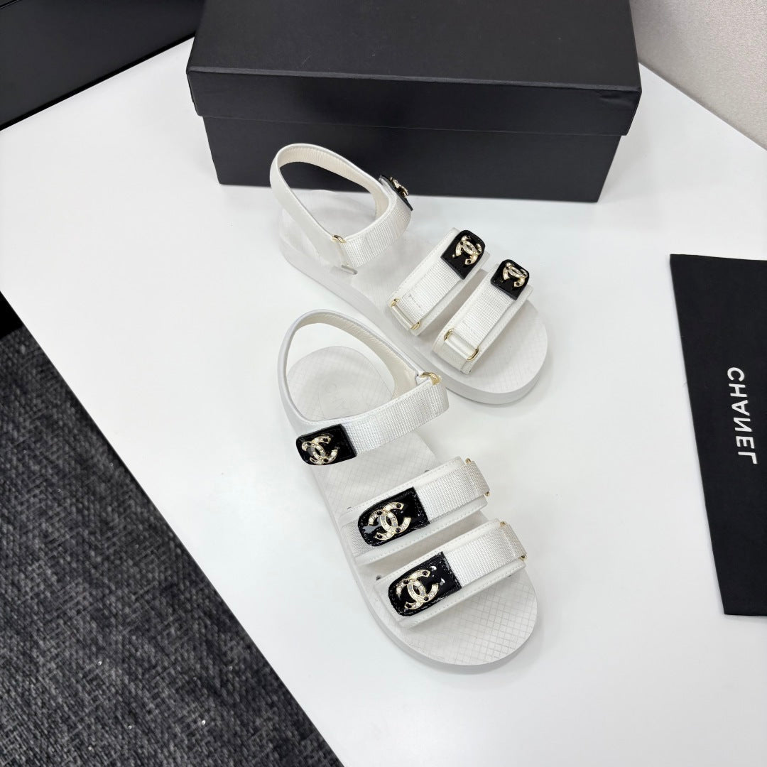 CC SANDAL 25S IN WHITE FABRIC WITH BLACK HARDWARE