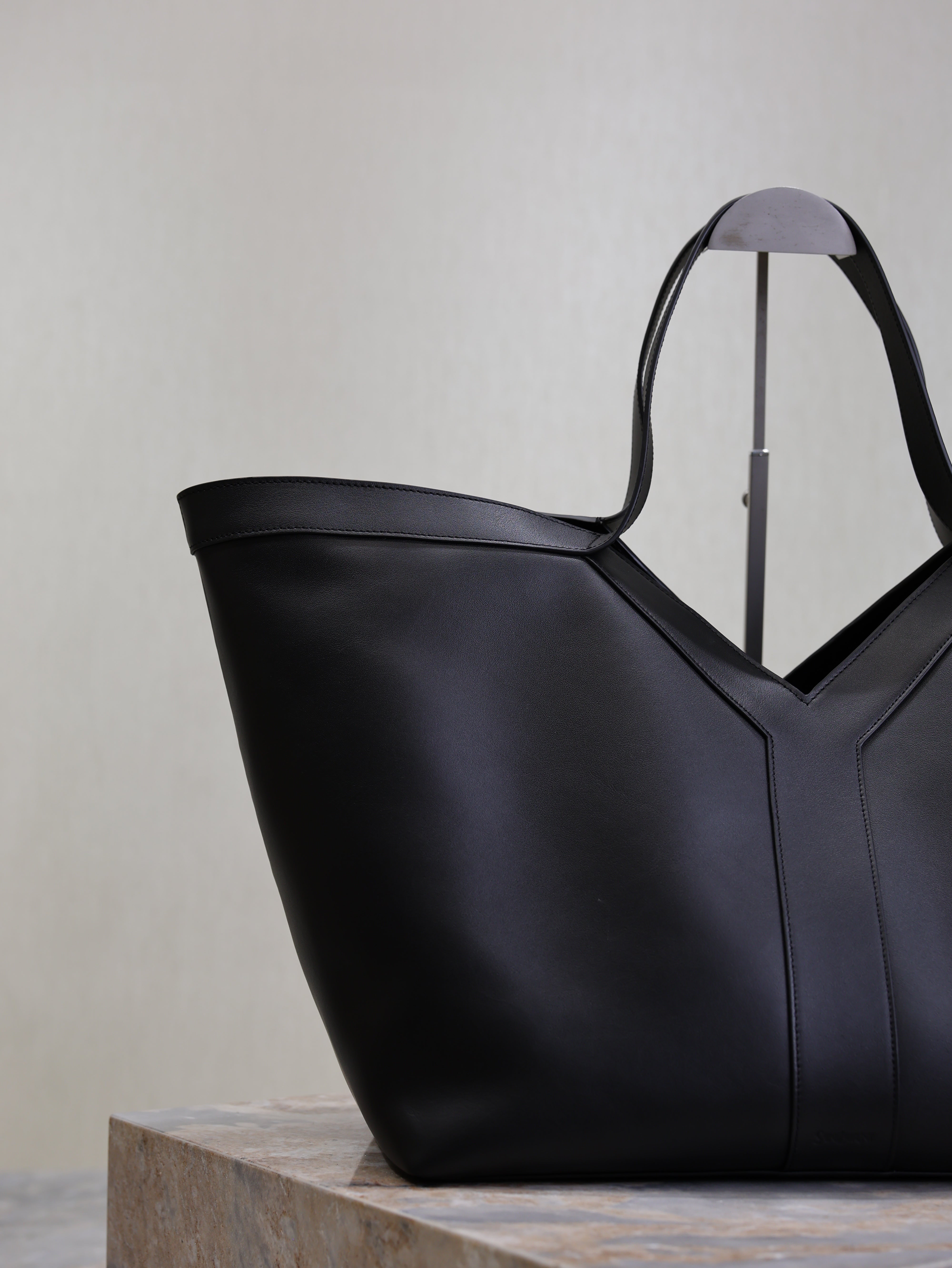 YSL 25S Y TOTE 50 IN BLACK CALFSKIN GOLD HARDWARE