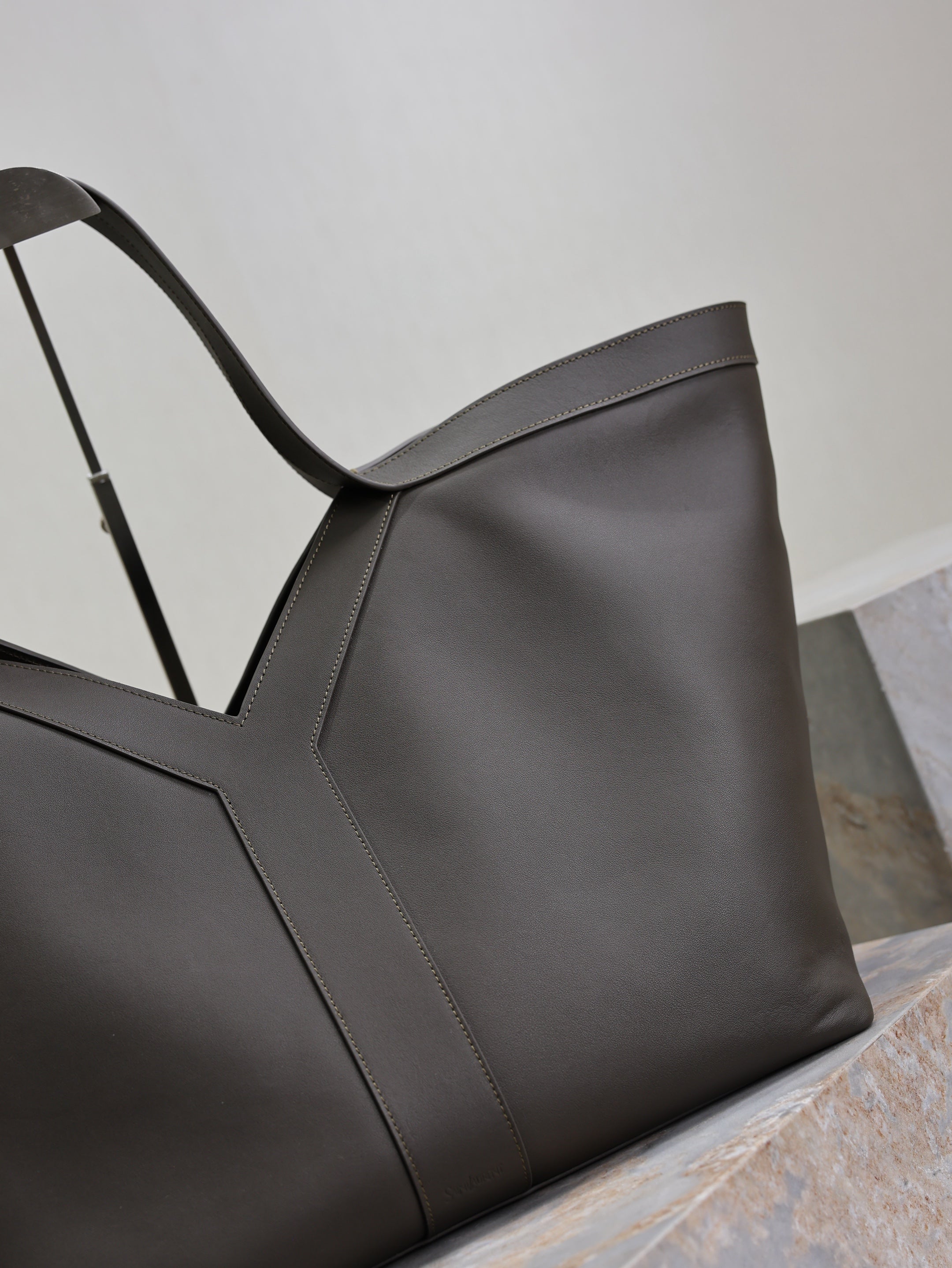 YSL 25S Y MAXI TOTE 50 IN MUTED CHARCOAL CALFSKIN GOLD HARDWRE