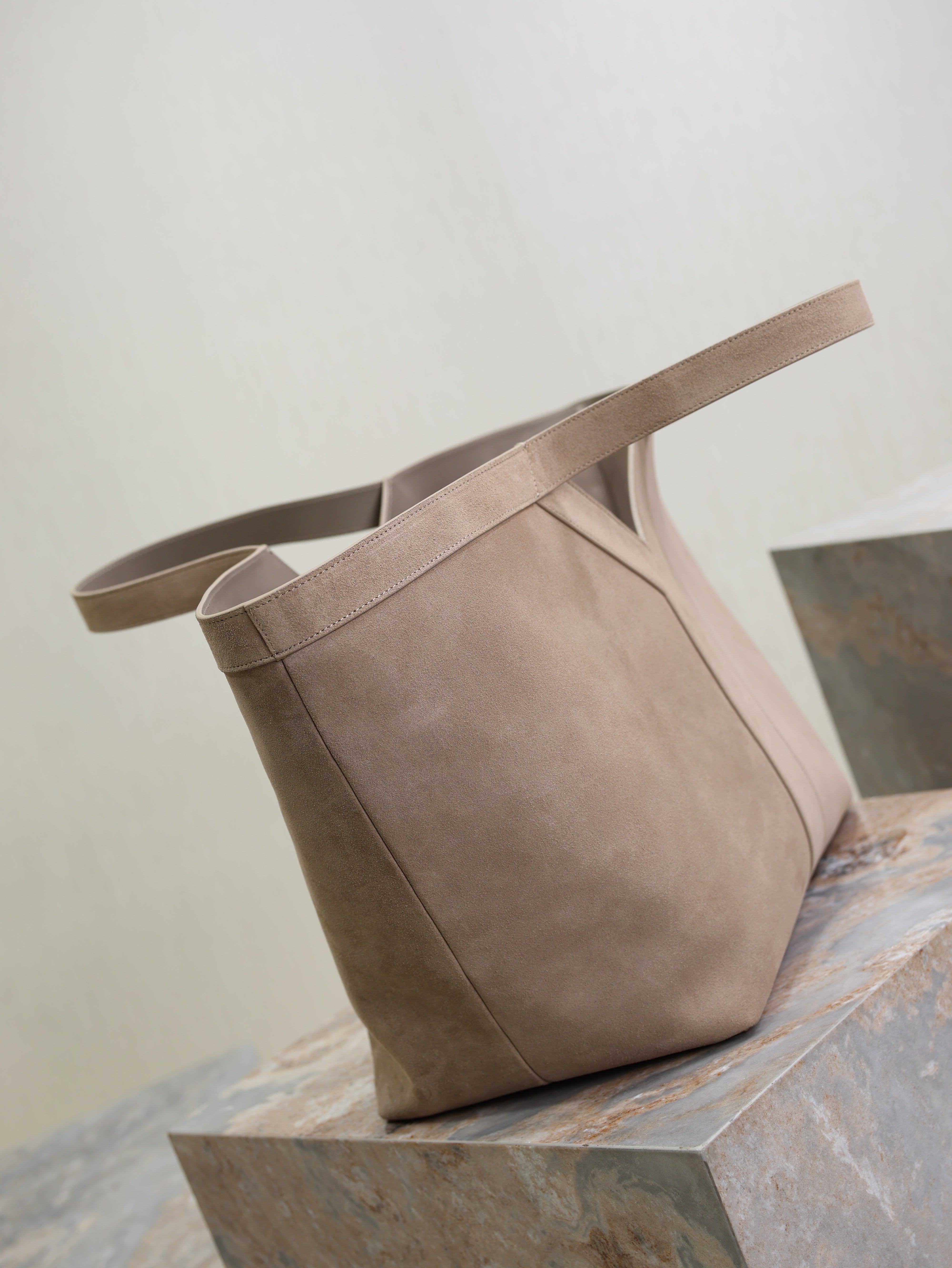 YSL 25S Y MAXI TOTE 50 IN DRY GRAIN SUEDE GOLD HARDWARE