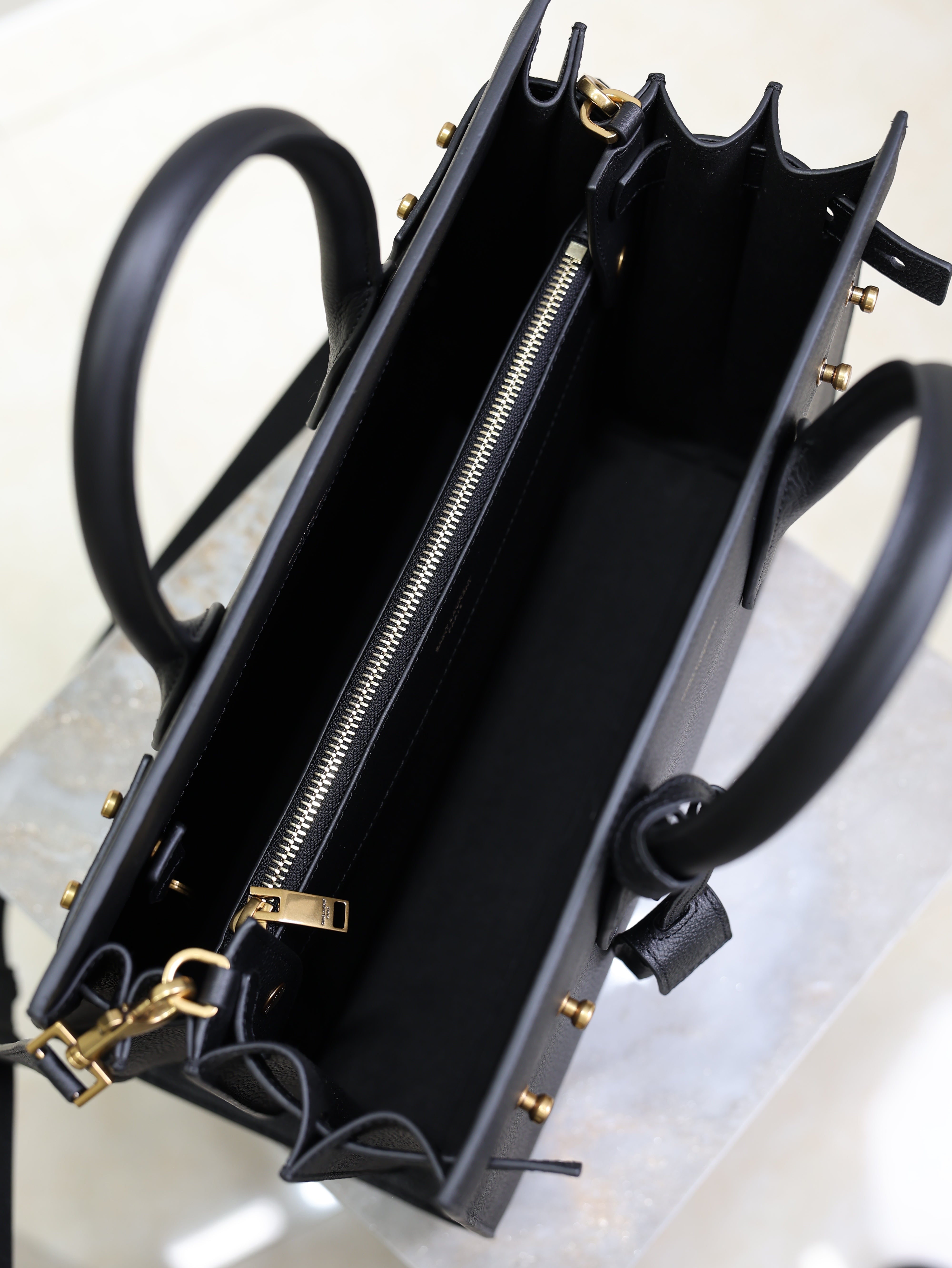 YSL 25S SAC DE JOUR GM 32 IN BLACK SUPPLE GRAINED CALFSKIN GOLD HARDWRE