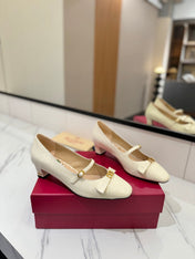 VLTN VLOGO SIGNATURE ROUND-TOE HEELS 25S IN CREAM WHITE LAMBSKIN SNAKE-EMBOSSED