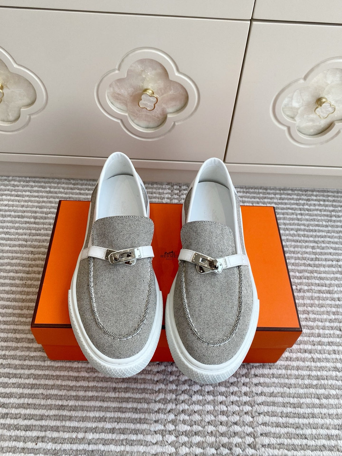 HM 25S SLIP-ON IN LIGHT GREY CANVAS WITH SILVER HARDWARE