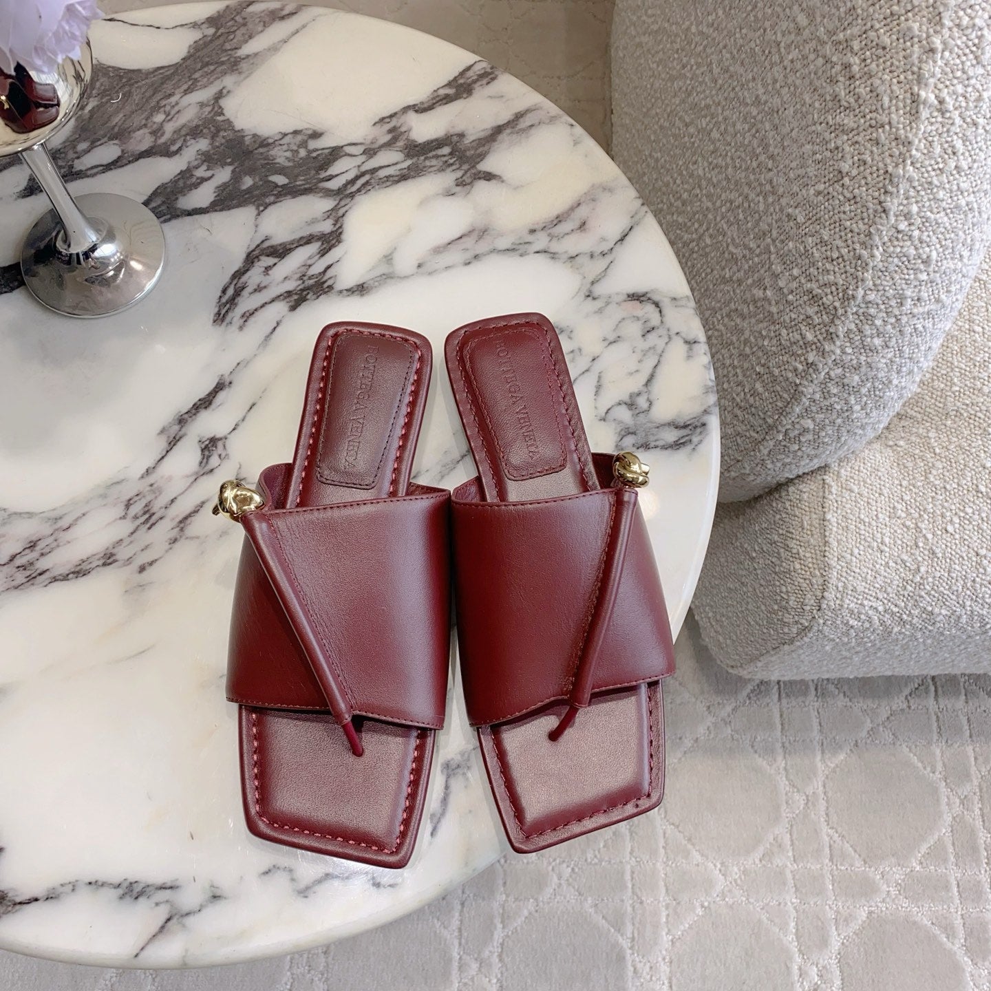BOTTEGA VENETA 26S FLAT THONG SANDALS IN DARK RED LAMBSKIN