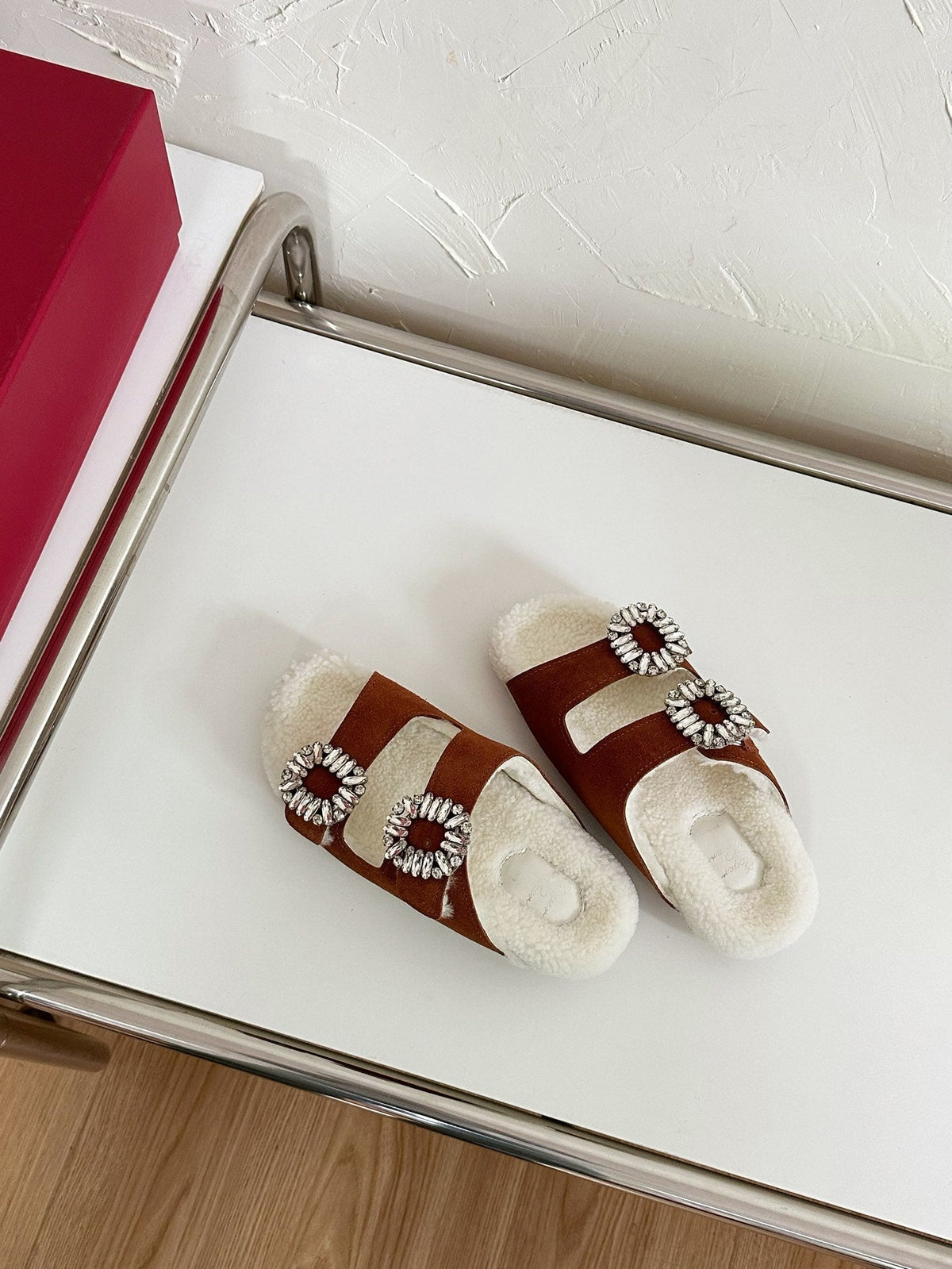 SLIDY VIV’ FUR STRASS BUCKLE MULES IN BROWN SUEDE AND CREAM SHEARLING INSOLE