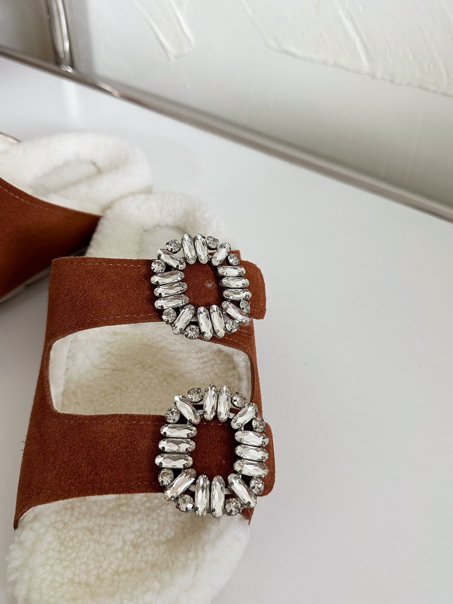 SLIDY VIV’ FUR STRASS BUCKLE MULES IN BROWN SUEDE AND CREAM SHEARLING INSOLE