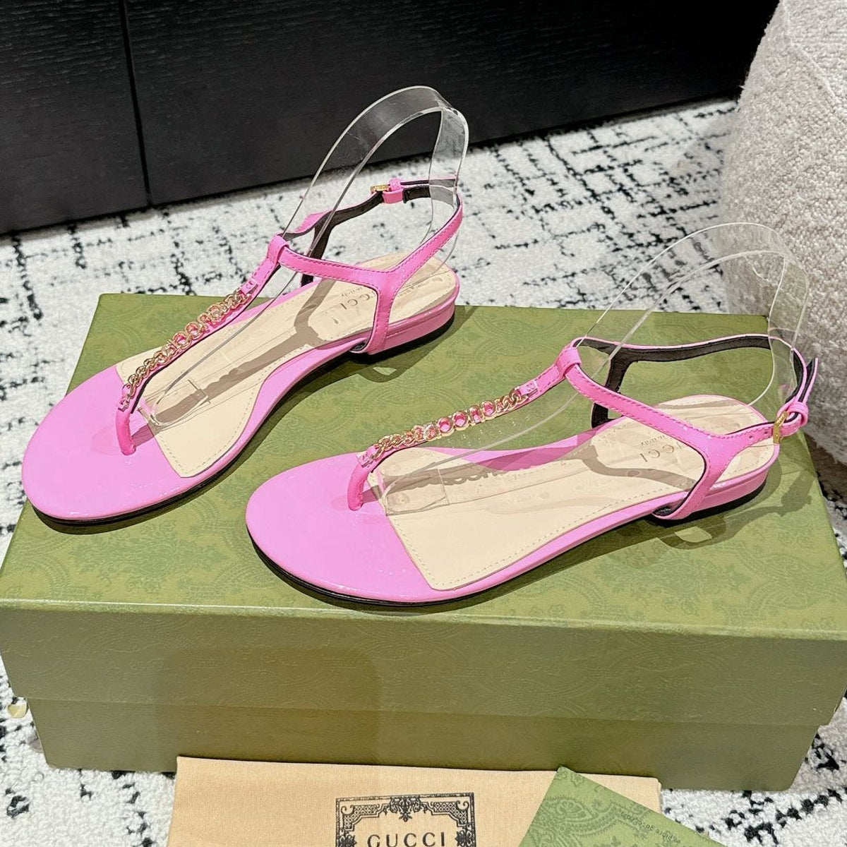THONG SANDAL IN FUSCIA PINK CALFSKIN WITH GOLD HARDWARE
