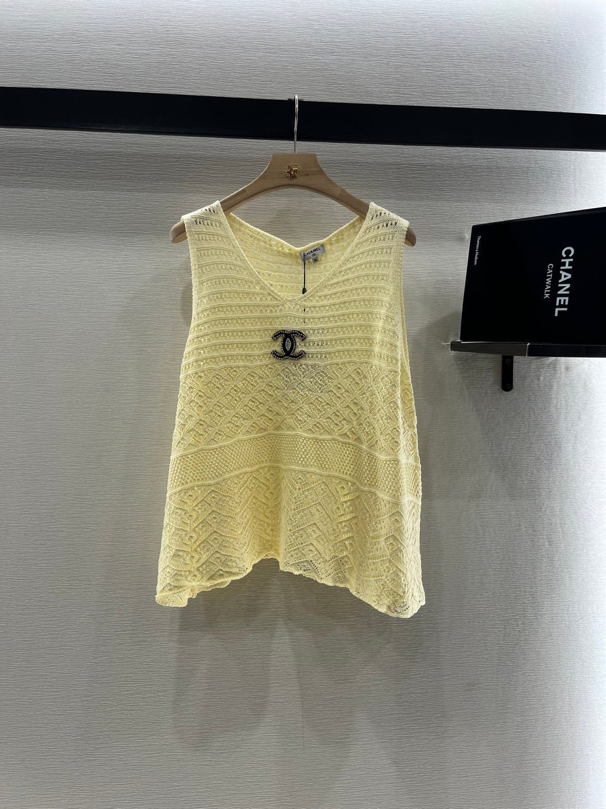 CHANEL LIGHT YELLOW SLEEVELESS KNIT TOP
