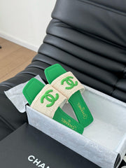 WOVEN SLIDE IN RAFFIA AND EMERALD GREEN LAMBSKIN