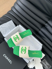 WOVEN SLIDE IN RAFFIA AND EMERALD GREEN LAMBSKIN