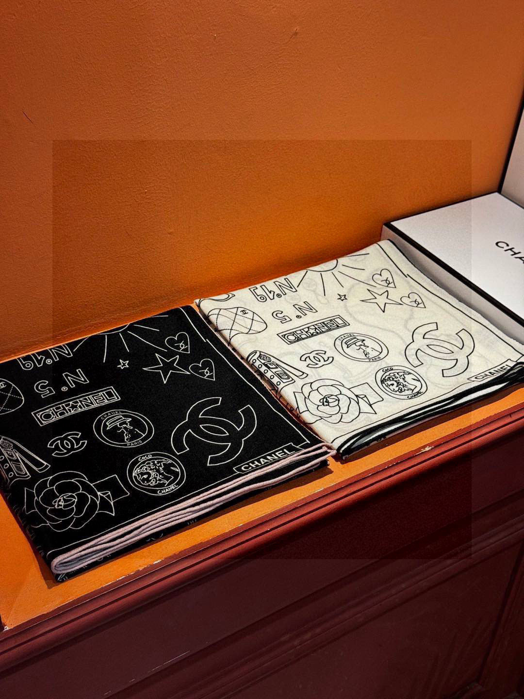 CHANEL 25S SCARF 140 IN SILK 735811