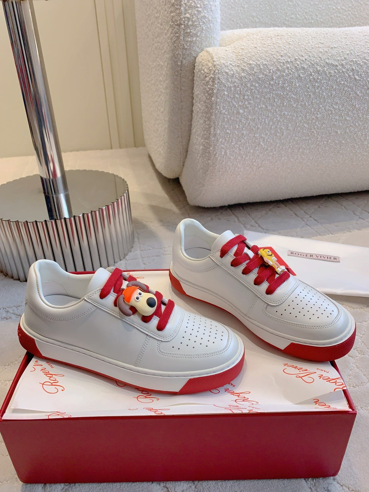 VIV' SKATE WHITE LEATHER SNEAKERS WITH RED LACES AND CARTOON CHARMS