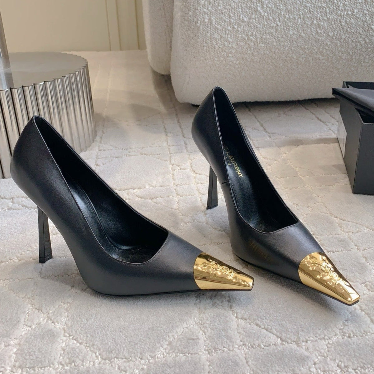 HIGH HEEL 10 CM PUMP IN BLACK CALFSKIN WITH GOLD HARDWARE