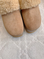 CELINE 25S DANA WEDGE MULE 70MM IN LIGHT BROWN SUEDE CALFSKIN AND SHEARLING