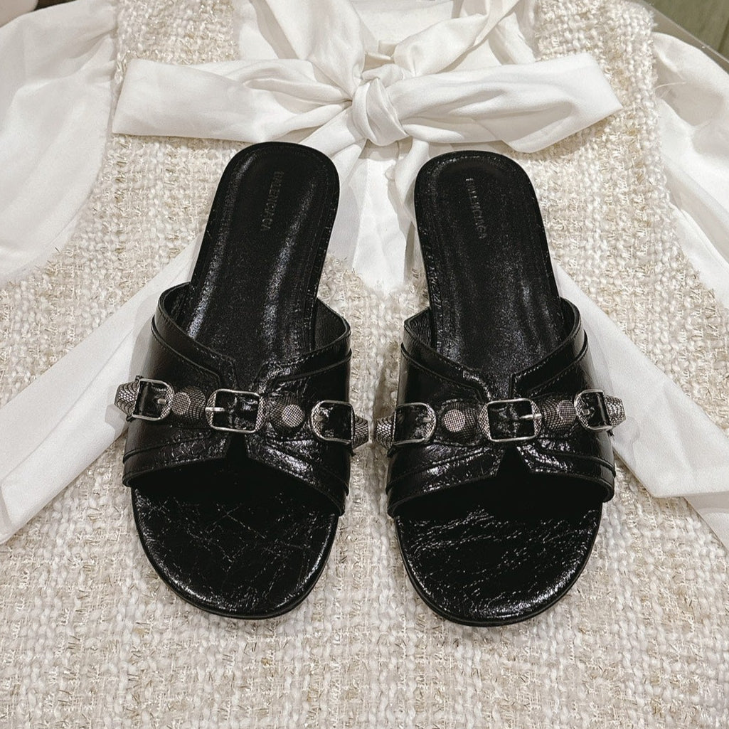 CAGOLE FLAT SANDALS IN BLACK WAX-OIL SHEEPSKIN