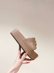 RISE SANDALS IN BEIGE SHINY LAMBSKIN GOLD BUCKLE