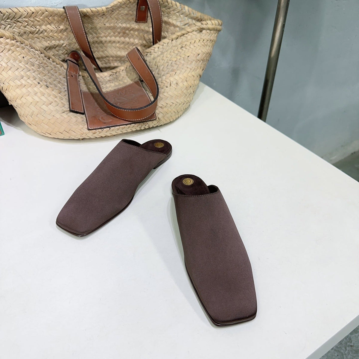 FLAT BUBBLE IN BROWN CANVAS