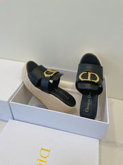 MONTAIGNE WEDGE SLIDE 95MM IN BLACK CALFSKIN