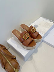 MONTAIGNE WEDGE SLIDE 95MM IN BROWN CALFSKIN