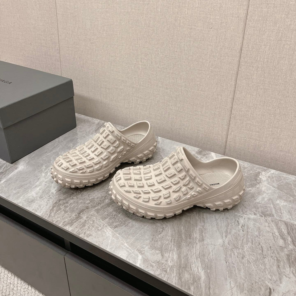 BOUNCER CLOG IN BEIGE RUBBER