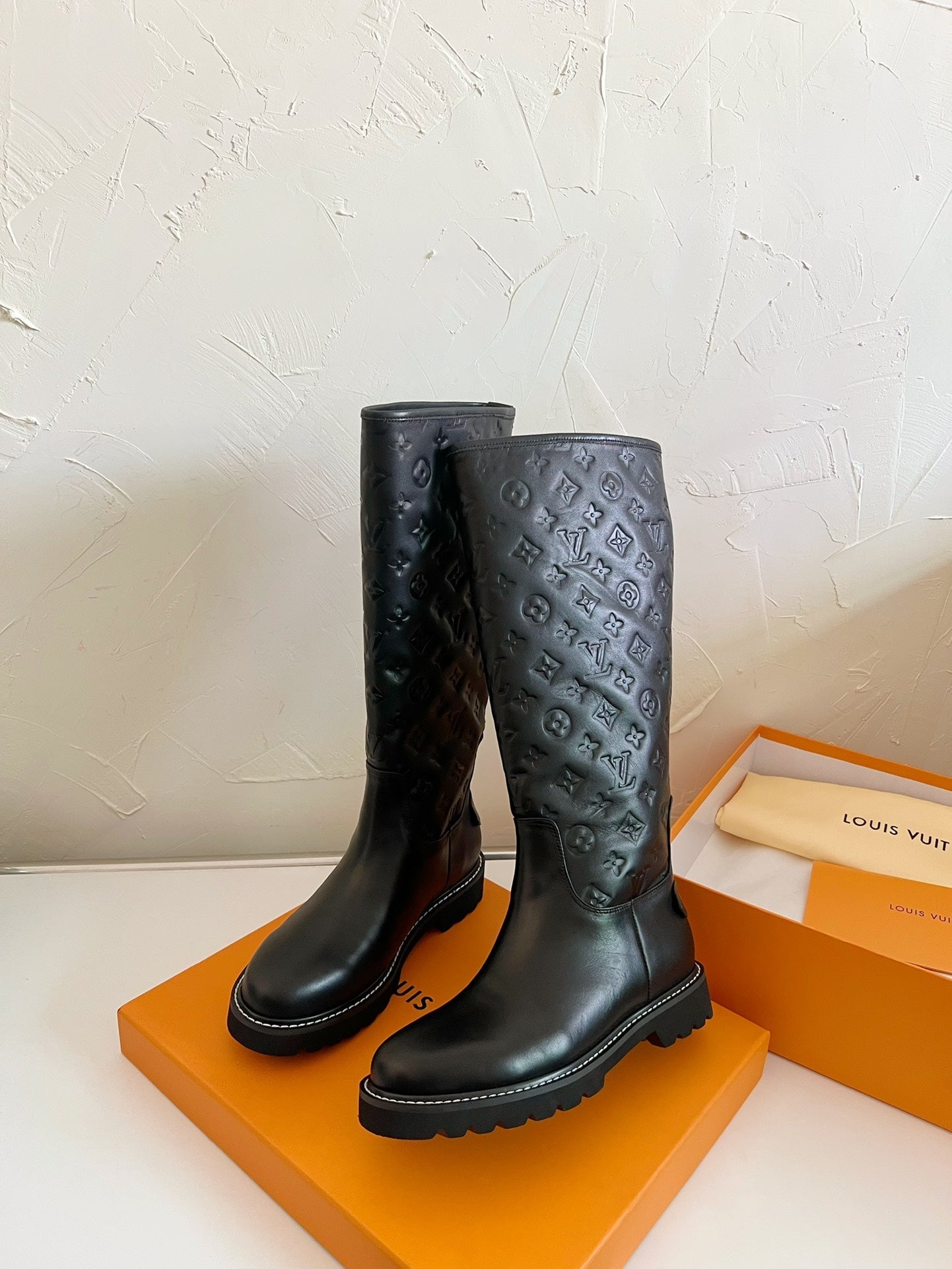 TERRITORY FLAT HIGH BOOT IN BLACK EMBOSSED CALFSKIN