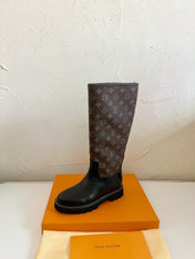 TERRITORY FLAT HIGH BOOT IN BLACK MIX CHOCOLATE BROWN MONOGRAM CALFSKIN