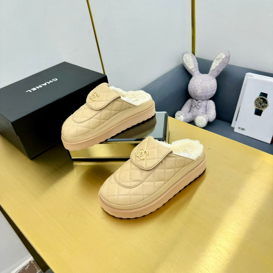 THICK-SOLED SLIDE IN LIGHT YELLOW LAMBSKIN AND WOOL LINING