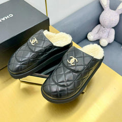 THICK-SOLED SLIDE IN BLACK LAMBSKIN AND WOOL LINING