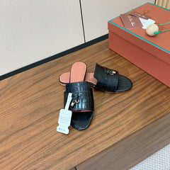 LP OSTRICH-EMBOSSED FLAT SANDALS 25S IN BLACK LAMBSKIN