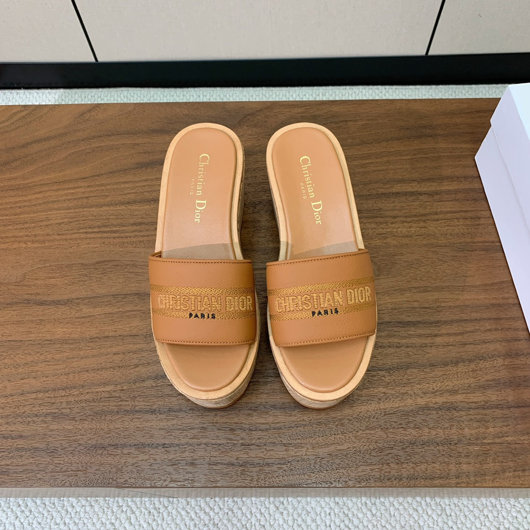 DIOR 25S DWAY WEDGE SLIDE 90 MM IN LIGHT BROWN CALFSKIN