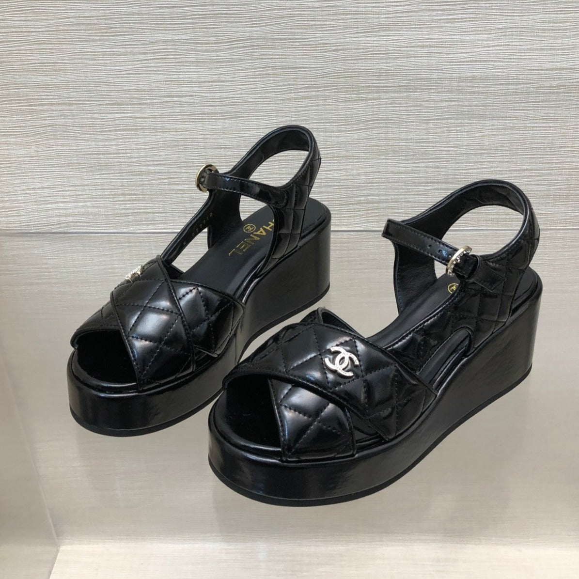 WEDGE SANDALS IN BLACK CALFSKIN