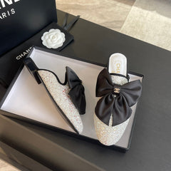 BIG BOW FLAT MULE SANDALS IN WHITE SILK WITH GLITTER SEQUINS