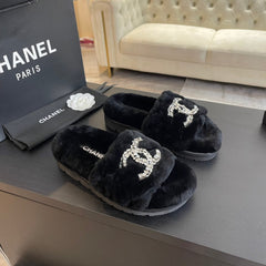SLIPPERS IN BLACK FUR
