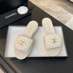 FLAT MULE IN WHITE LAMBSKIN