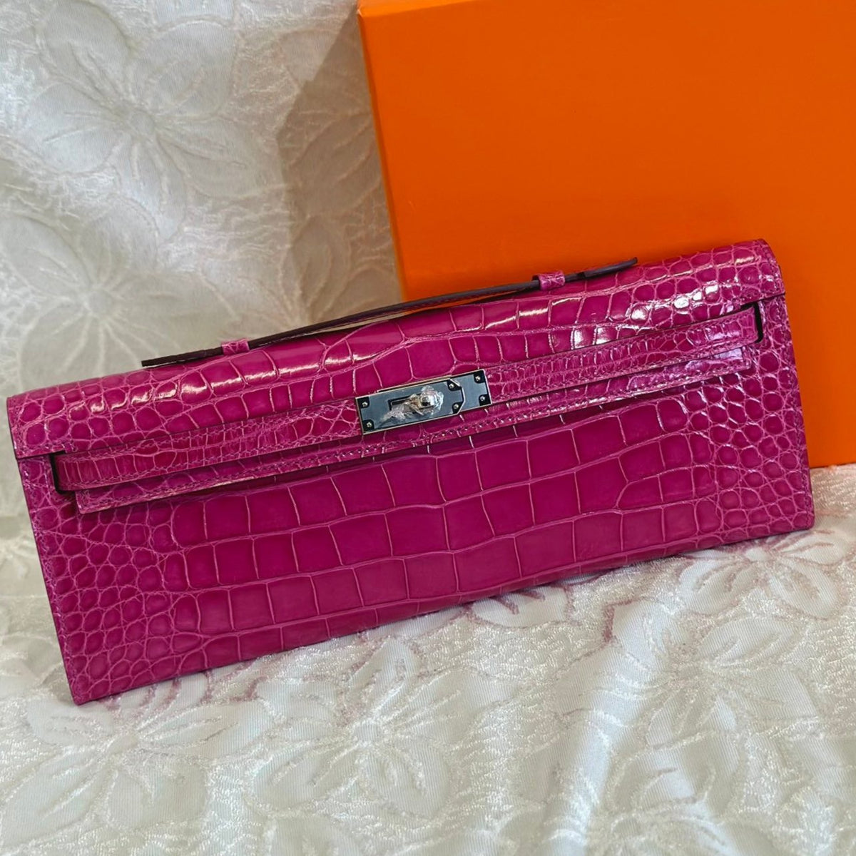 KELLY CUT 31 IN MAGENTA PURPLE SHINNY ALLIGATOR LEATHER WITH SILVER HARDWARE