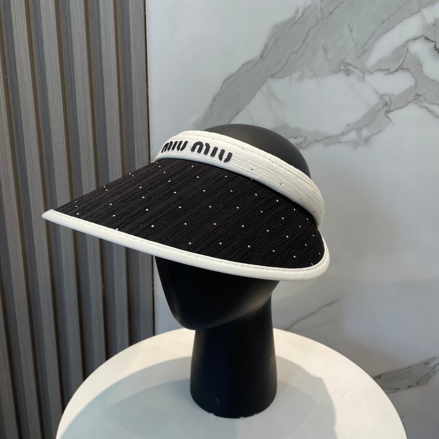 MM FASHION VISOR CAP IN WHITE MIX BLACK FABRIC