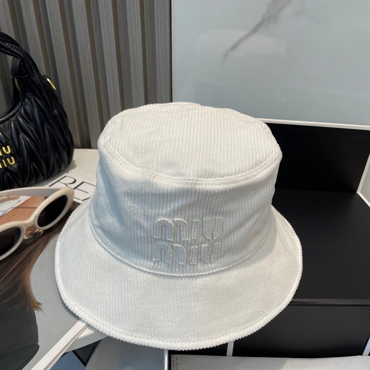 MM BUCKET IN WHITE VELVET WITH LOGO
