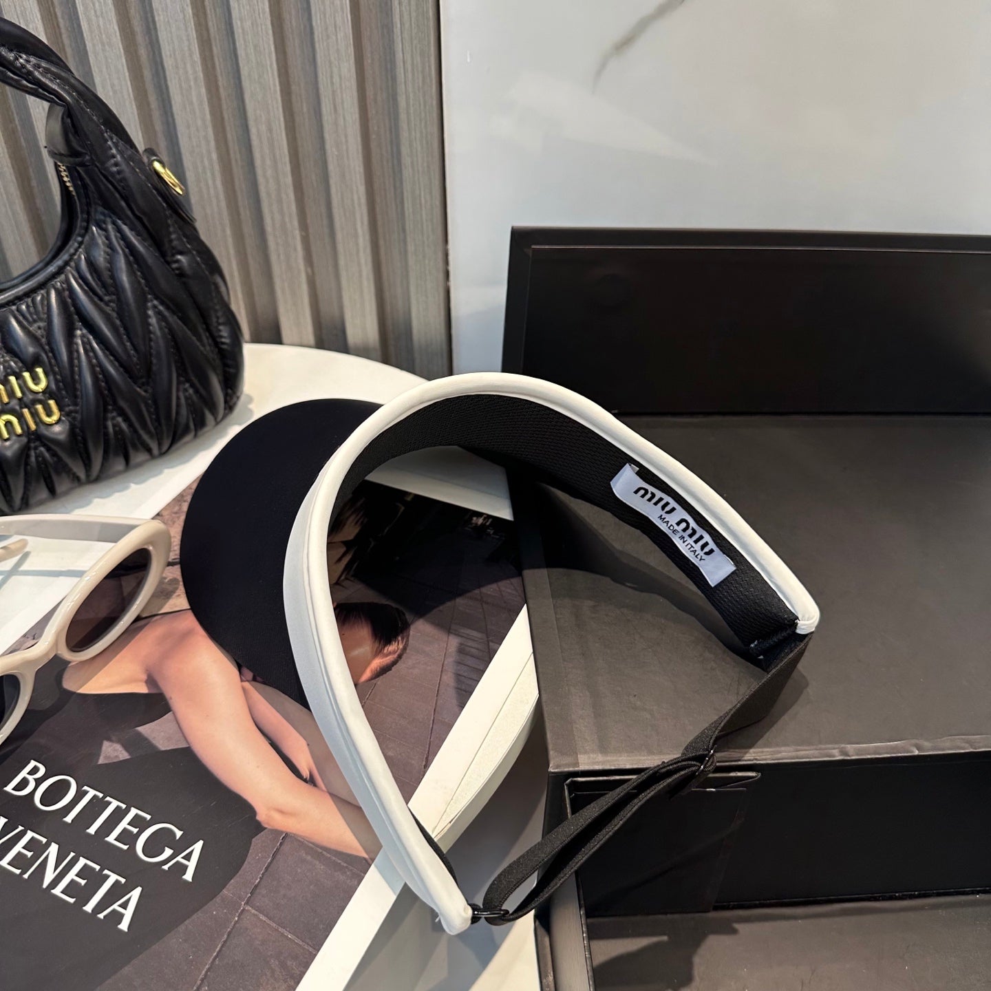 MM SPORT VISOR CAP IN BLACK MIX WHITE FABRIC