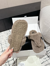 LW SHEARLING THONG SLIPPER IN LIGHT BROWN