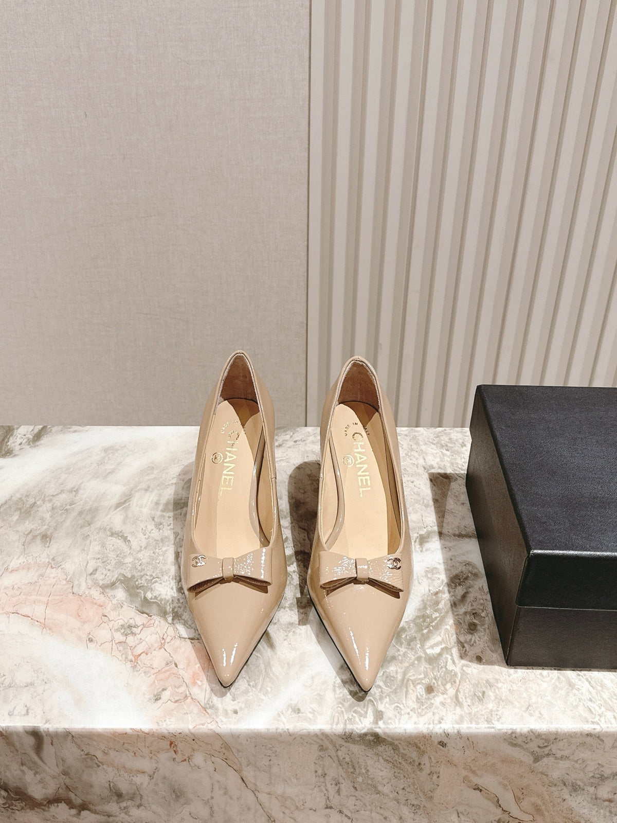 CC HIGH HEEL PUMPS 25S IN BEIGE LAMBSKIN WITH BOW ATTACHED