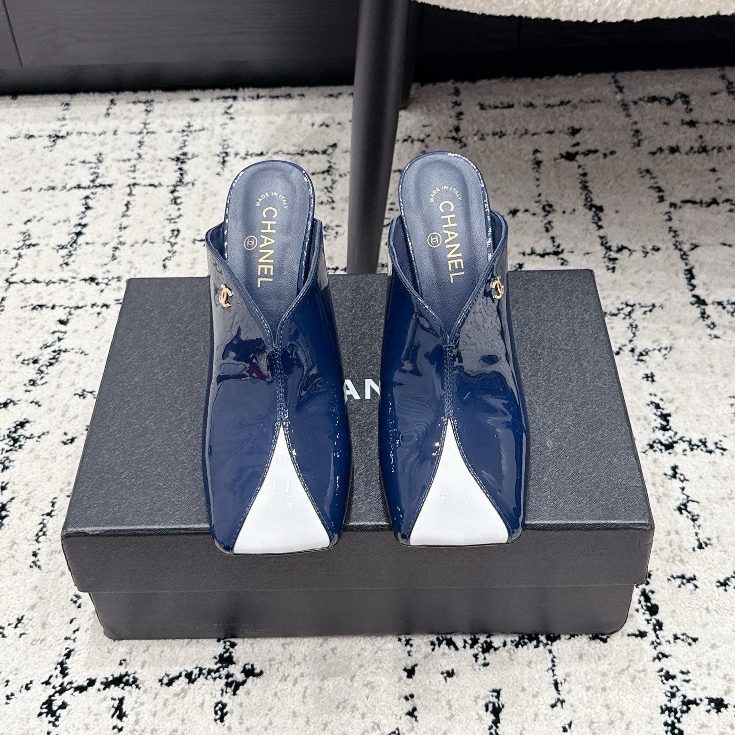 CHANEL 26S SQUARE-TOE HEELED MULES 95 MM IN CREAM MIX NAVY BLUE PATENT LAMBSKIN