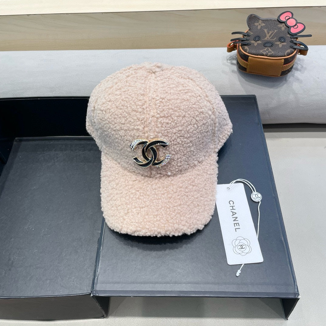 BASEBALL HAT IN LIGHT PINK LAMB FUR 424252