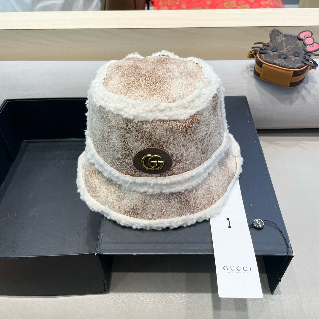 BUCKET HAT IN BEIGE TAN LAMBSKIN AND WHITE FLEECE 426222