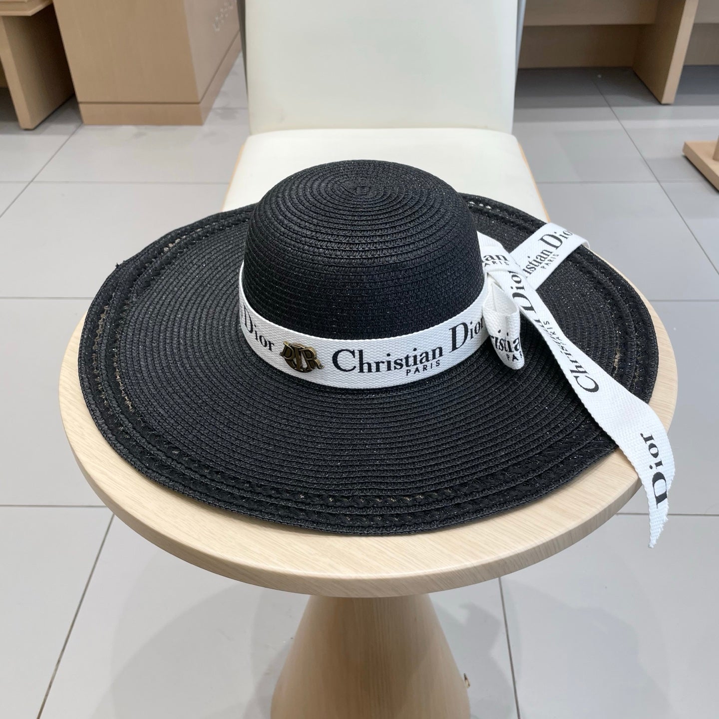 HAT IN BLACK RAFFIA WIDE-BRIM MIX BIG WHITE BOW
