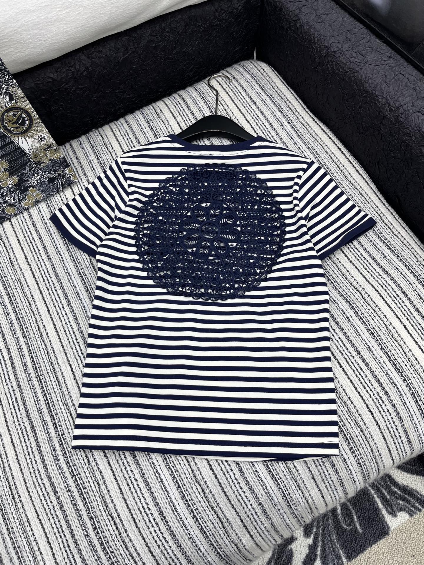 LOEWE EMBROIDERED SHORT-SLEEVE T-SHIRT WITH CREW NECK 267984