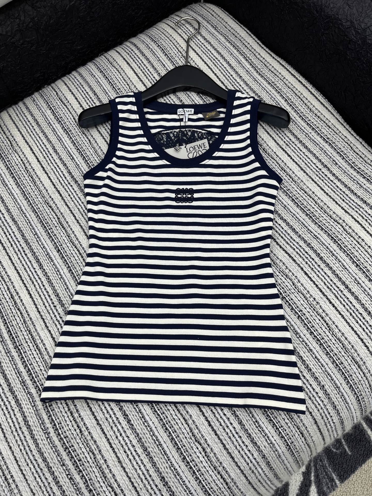 SLEEVELESS TOP WITH RAISED EMBROIDERY AND CREW NECK 267982