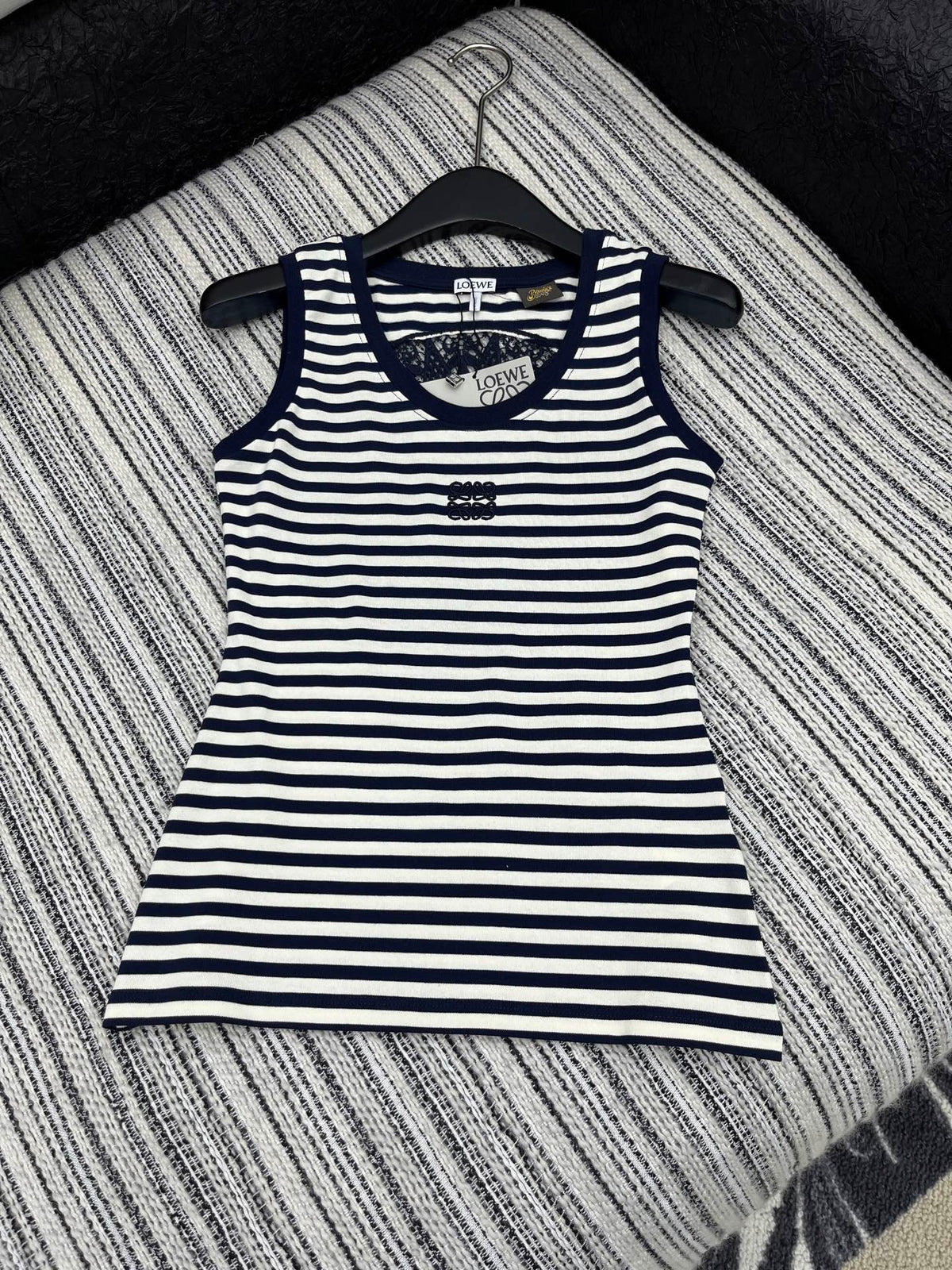 SLEEVELESS TOP WITH RAISED EMBROIDERY AND CREW NECK 267982