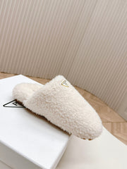 MULES ATTACHED TRIANGLE LOGO IN WHITE SHEARLING