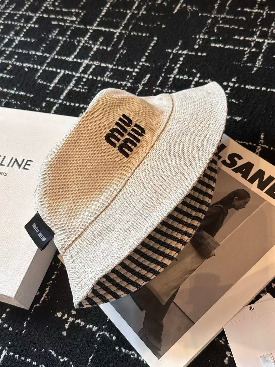 MM CLASSIC REVERSIBLE BUCKET HAT IN LIGHT BEIGE AND BLACK FABRIC