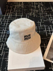 MM CLASSIC REVERSIBLE BUCKET HAT IN LIGHT BEIGE AND BLACK FABRIC